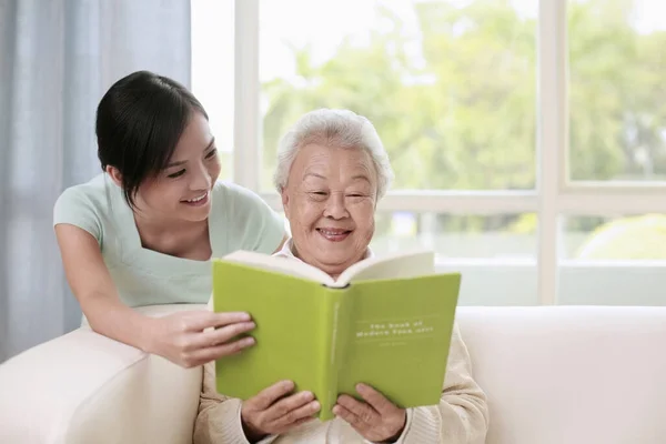 Sênior Mulher Mulher Lendo Livro Juntos — Fotografia de Stock