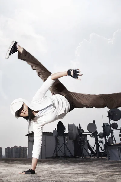 Young Woman Making Breakdance Move — Stock Photo, Image