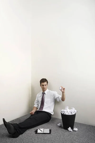 Geschäftsmann Wirft Papier Mülleimer Mit Zerknüllten Papierkugeln — Stockfoto