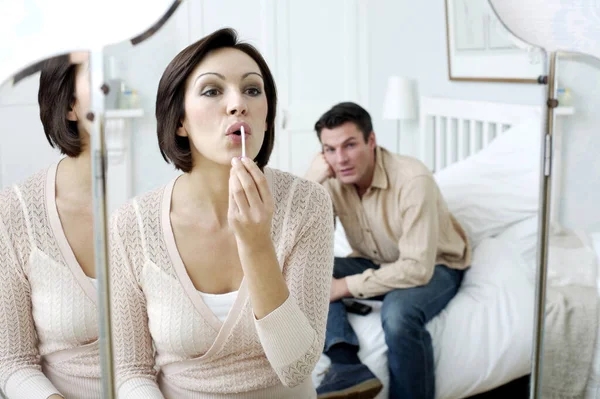 Hombre Mirando Esposa Mirando Espejo Maquillándose — Foto de Stock