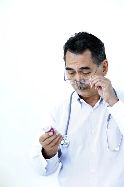 Retrato Médico Examinando Medicina — Fotografia de Stock