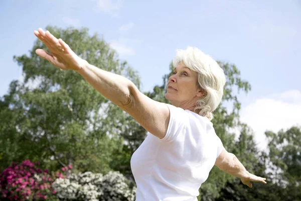 Senior Mulher Com Braços Estendidos — Fotografia de Stock