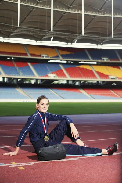 Mujer Con Medalla Oro Sentada Pista — Foto de Stock