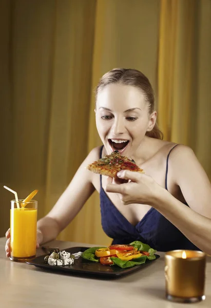 Frau Genießt Ihre Pizza Und Salatplatte — Stockfoto