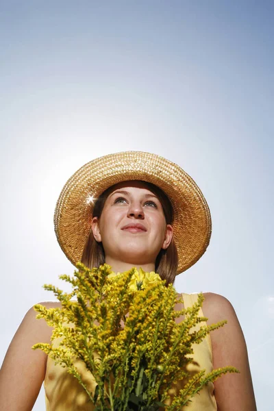 Çiçek Tutan Şapkalı Kadın — Stok fotoğraf