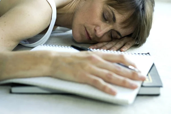Kobieta Leżąca Podłodze Śpiąca Długopisem Ręku — Zdjęcie stockowe