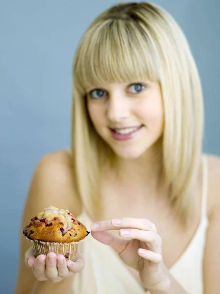 Frau Kneift Einen Cupcake — Stockfoto