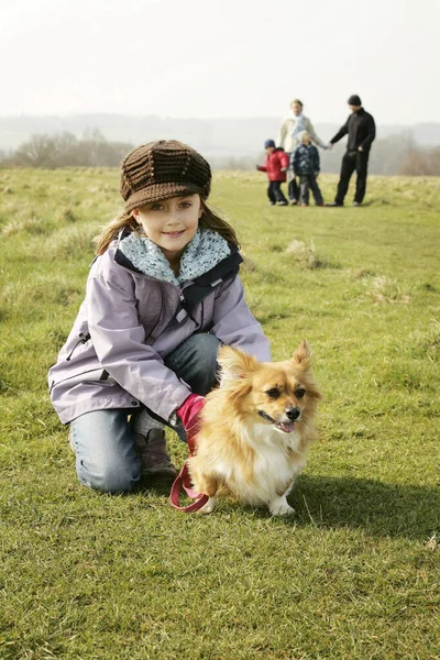 Flicka Med Hund Och Familj Bakgrunden — Stockfoto