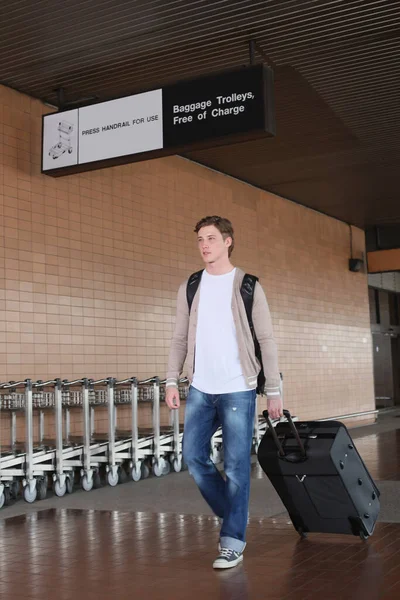 Man Trekt Aan Zijn Bagagepas Bagage Karretjes Het Vliegveld — Stockfoto