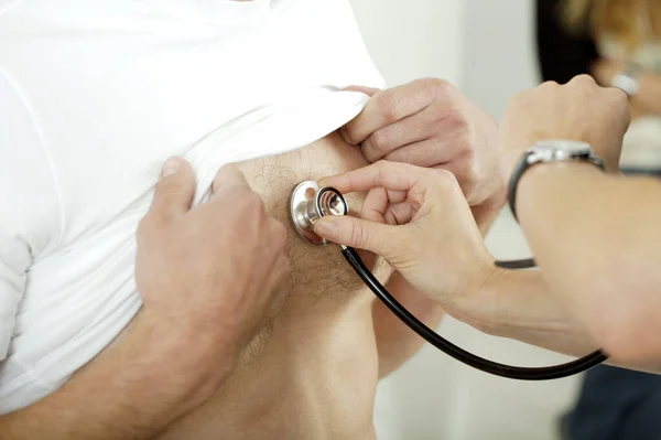 Médico Examinando Paciente — Fotografia de Stock