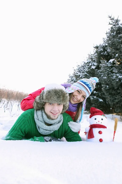 Mann Und Frau Posieren Mit Schneemann — Stockfoto