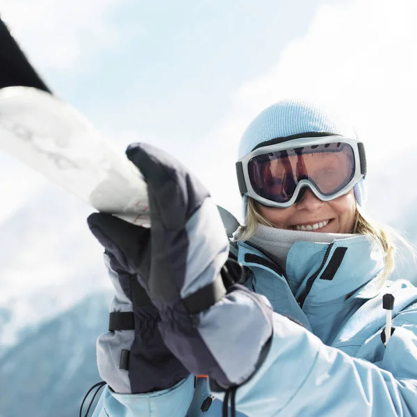 Kar Gözlüklü Kadın Elinde Snowboard Tutuyor — Stok fotoğraf