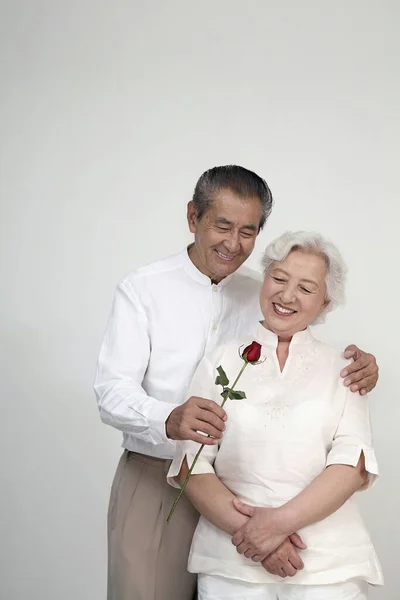 Senior Man Geeft Senior Vrouw Een Steel Van Roos — Stockfoto