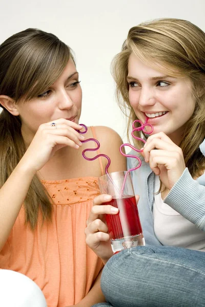 Chicas Compartiendo Vaso Bebida —  Fotos de Stock