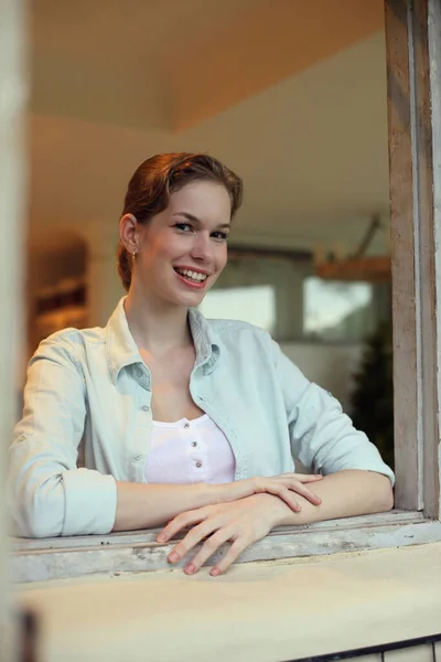 Frau Schaut Aus Dem Fenster — Stockfoto