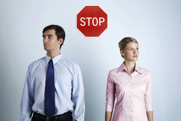 Geschäftsmann Und Geschäftsfrau Schauen Verschiedene Richtungen Dazwischen Ein Stop Schild — Stockfoto
