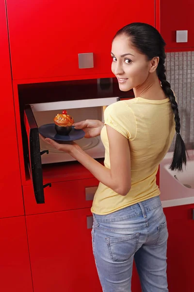 Mujer Sacando Panecillo Nuez Del Microondas —  Fotos de Stock