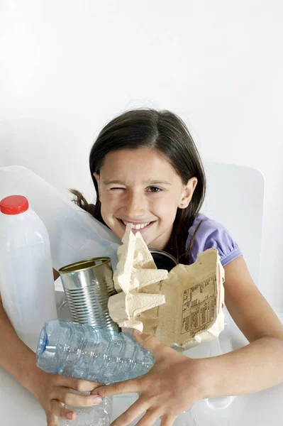 Dziewczyna Zbierająca Przedmioty Nadające Się Recyklingu Stole — Zdjęcie stockowe