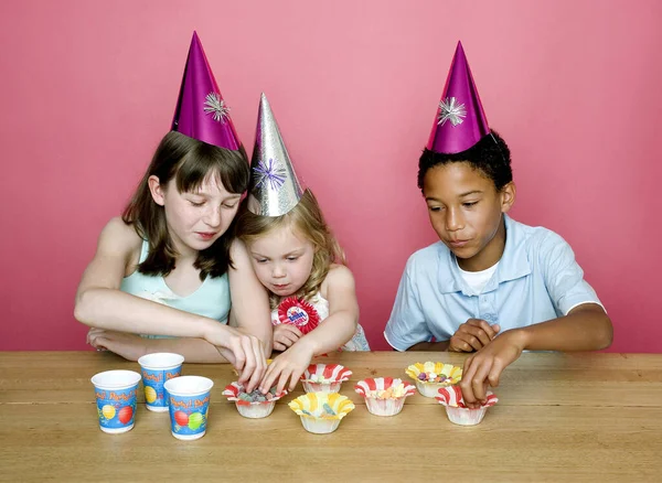 Crianças Sorridentes Celebrando Aniversário — Fotografia de Stock