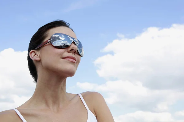 Jovem Mulher Usando Óculos Sol — Fotografia de Stock