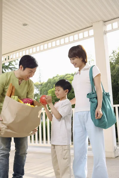 Garçon Prenant Pomme Sac Épicerie Homme Femme Regardant — Photo