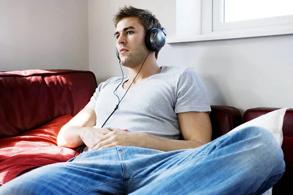 Hombre Escuchando Música Por Auriculares —  Fotos de Stock