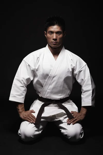 Karate Üniformalı Bir Adam Diz Çöküyor — Stok fotoğraf