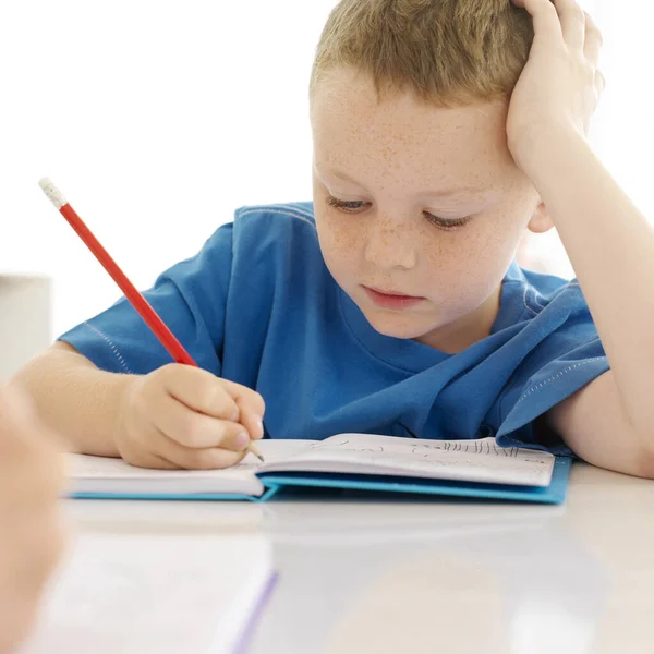 Ragazzo Che Scrive Libro — Foto Stock