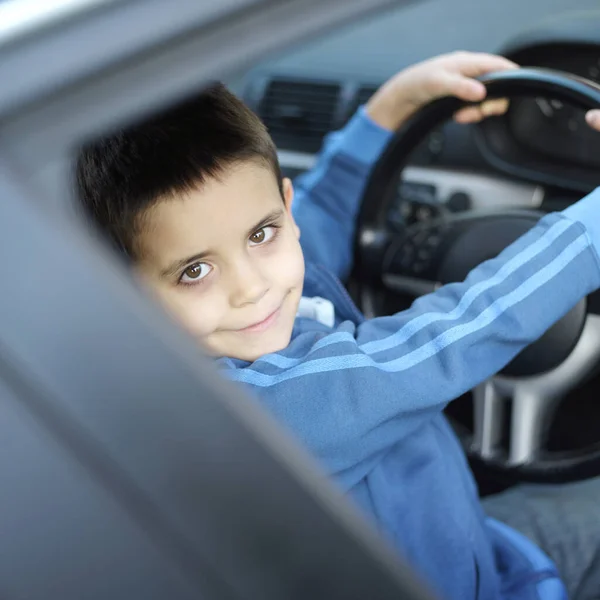 Ragazzo Seduto Macchina Con Volante Mano — Foto Stock