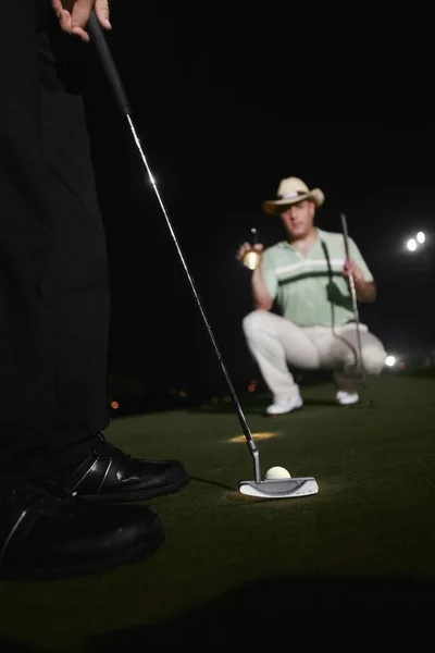 Två Män Spelar Golf Natten — Stockfoto