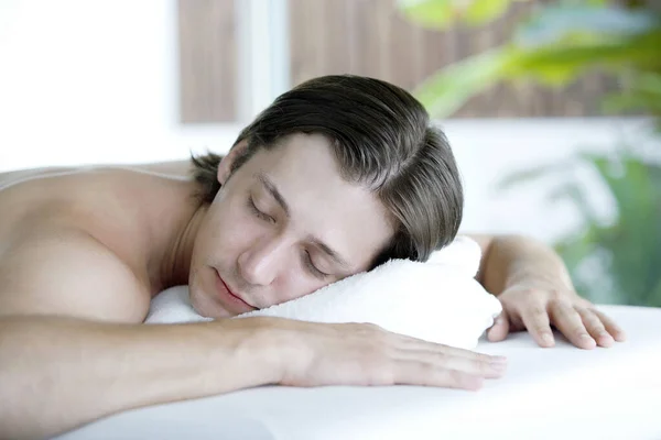Homme Couché Vers Avant Sur Une Table Massage Les Yeux — Photo