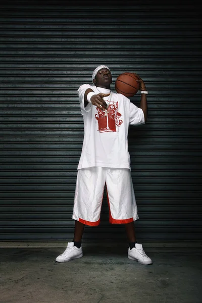 Mann Hält Basketball Die Kamera — Stockfoto