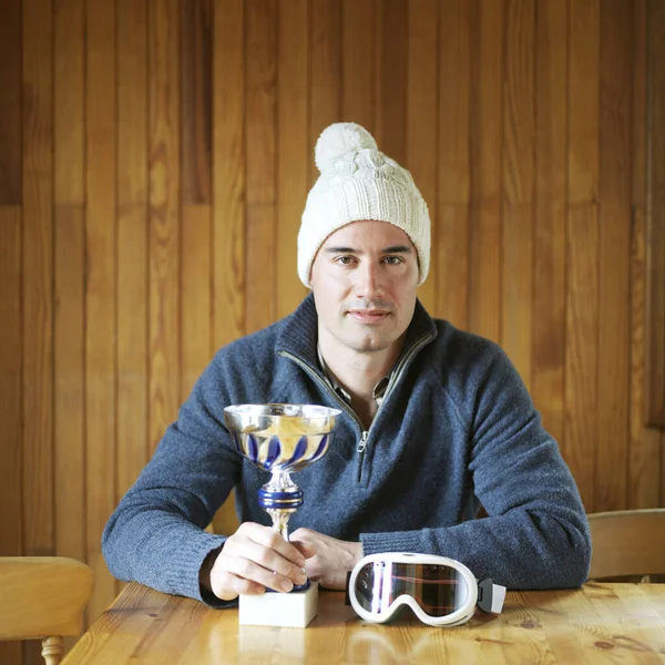 Hombre Posando Con Trofeo — Foto de Stock