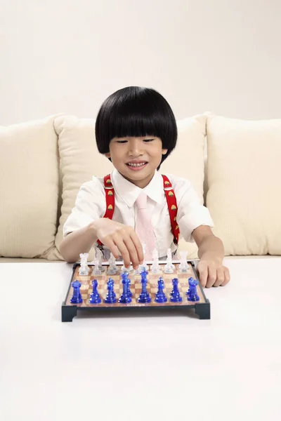 Chlapec Hraje Šachovou Hru — Stock fotografie