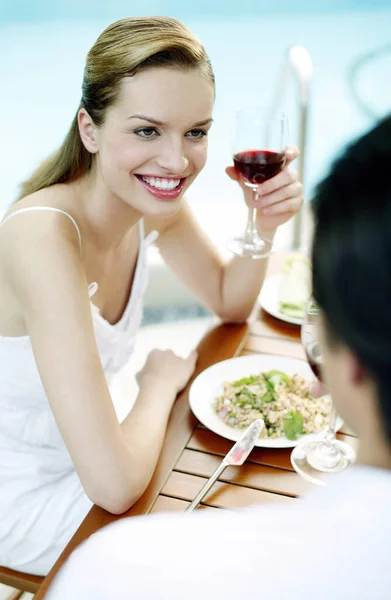 Woman Holding Glass Red Wine While Talking Her Boyfriend — Stock Photo, Image