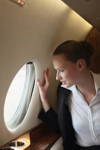 Geschäftsfrau Schaut Privatjet Aus Dem Fenster — Stockfoto