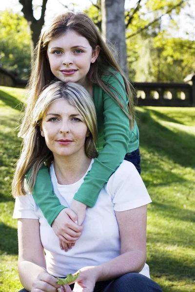 Meisje Knuffelen Haar Moeder Van Rug — Stockfoto