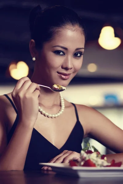 Mujer Cenando Restaurante —  Fotos de Stock