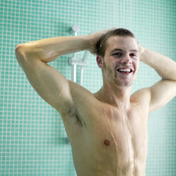 Adam Duş Almanın Keyfini Çıkarıyor — Stok fotoğraf