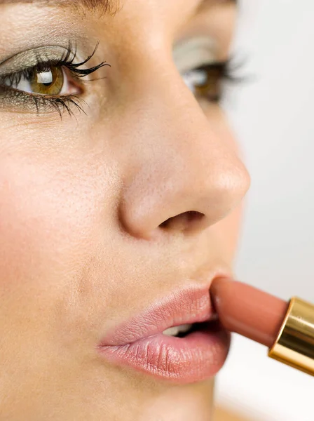 Lippenstift Aanbrengen Van Dichtbij Bekijken — Stockfoto