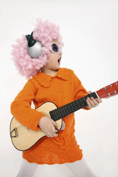 Mädchen Mit Sonnenbrille Und Kopfhörer Spielt Mit Gitarre — Stockfoto