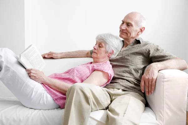 Senior Man Och Kvinna Kopplar Soffan Läsa Bok — Stockfoto