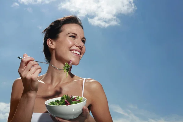 Vrouw Met Een Kom Salade — Stockfoto