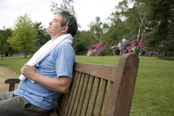 Senior Man Met Handdoek Zijn Nek Zittend Bank Met Zijn — Stockfoto