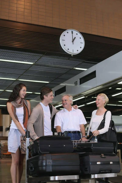 Familie Die Aankomen Luchthaven Van Hun Bestemming Duwen Bagage Trolleys — Stockfoto