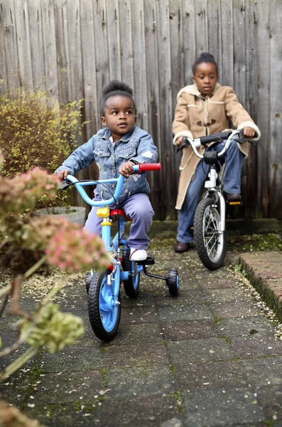 Симпатичные Девушки Велосипеде — стоковое фото