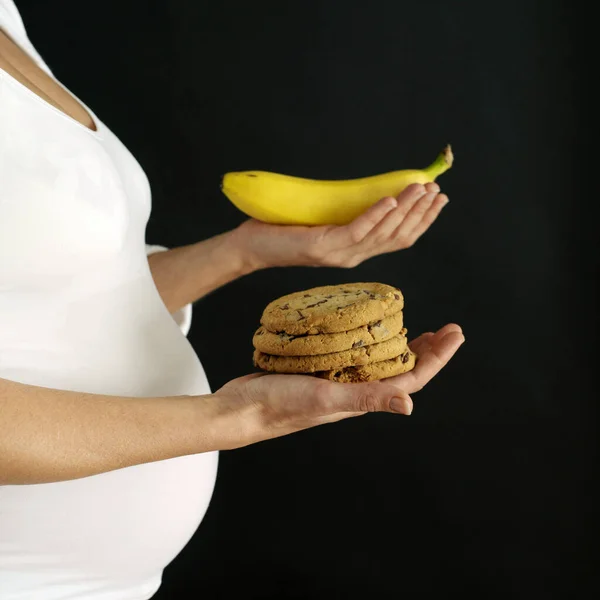 Kobieta Ciąży Ciasteczkami Bananem — Zdjęcie stockowe