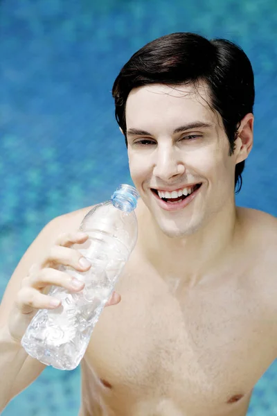 Человек Держит Воду Бутылках — стоковое фото