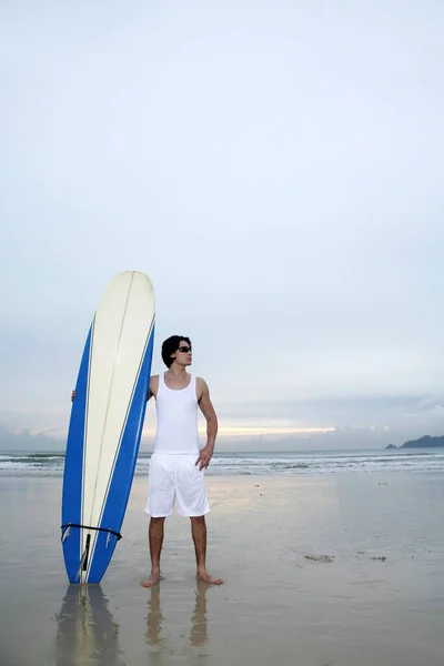 Hombre Con Gafas Sol Sosteniendo Una Tabla Surf Playa — Foto de Stock