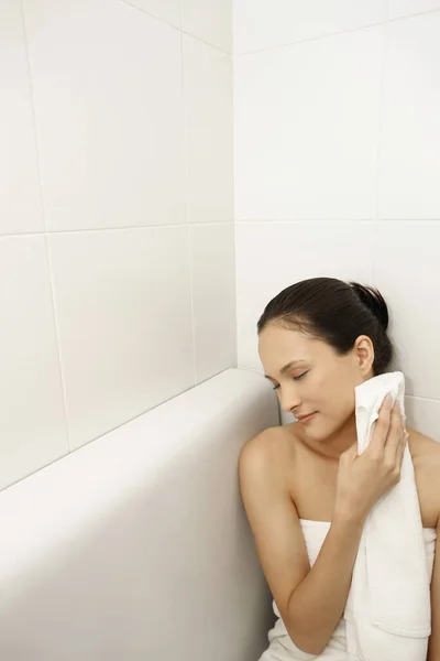 Vrouw Veegt Haar Lichaam Met Een Schone Handdoek — Stockfoto